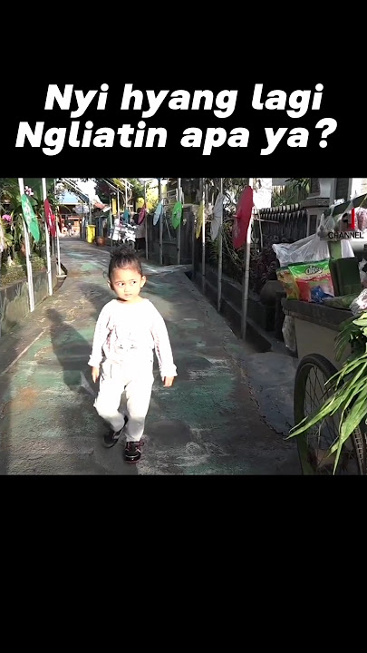 hyang lagi Ngliatin apa yaa??..