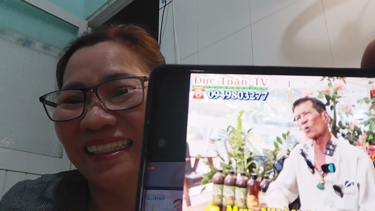 Chú bán vé số cầm đt đi tuyển vợ 