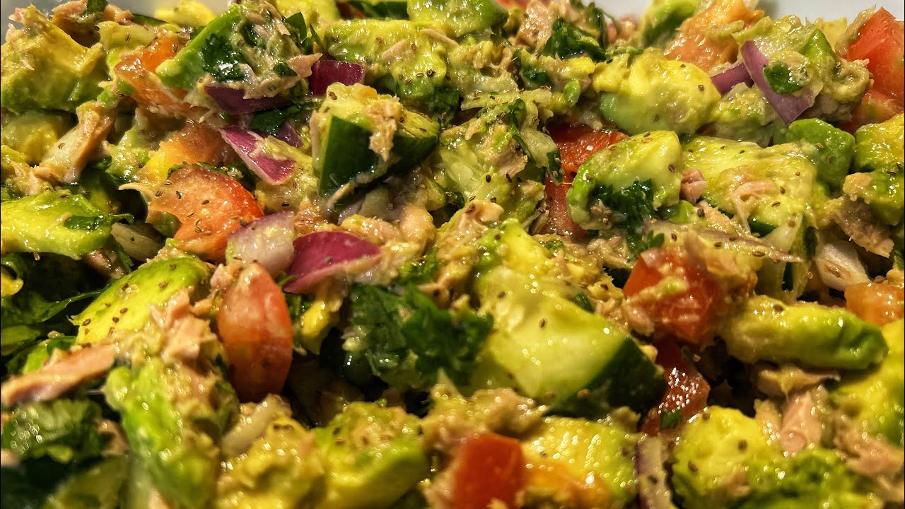 РЕЦЕПТ САЛАТА ИЗ КОНСЕРВИРОВАННОГО ТУНЦА, ОГУРЕЦ, ПОМИДОРОВ И АВОКАДО!!