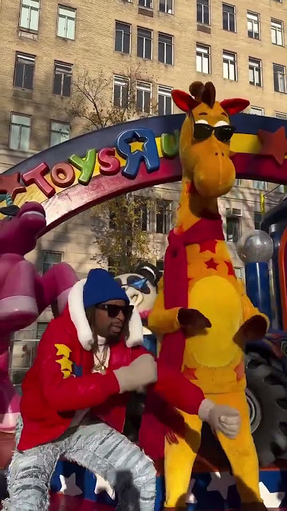 Who still wants to be a TOYS R US KID! 🙋🏽‍♀️ Lil Jon performing “Turn Down For What” in the Macys