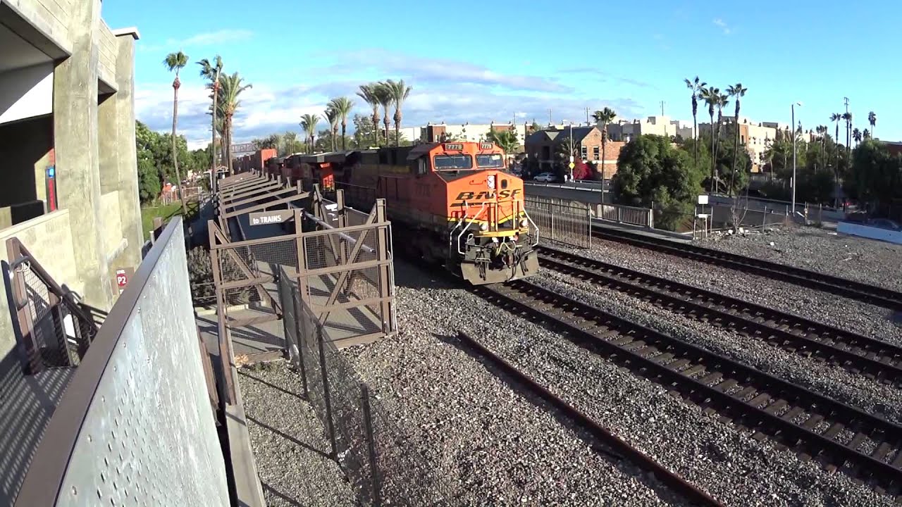 BNSF intermodal with 2 DPU