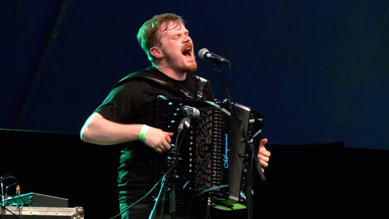 Классическая композиция Тома Джонса «Делила» шотландского музыканта РуМака Руайрида Маклина на ак...