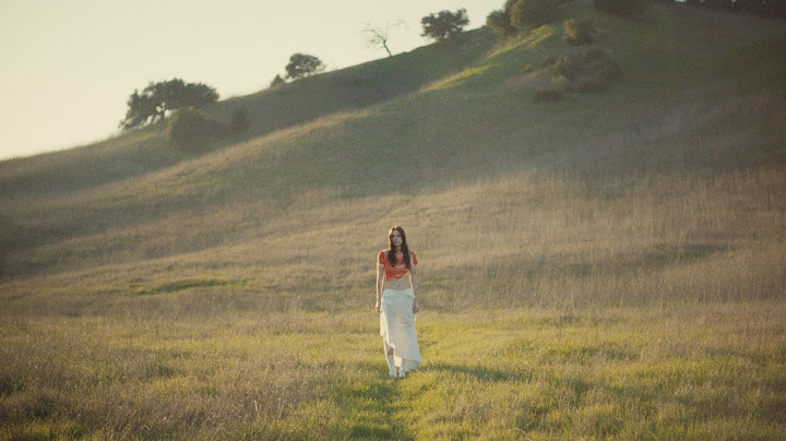 Lizzy McAlpine - ceilings (official video)
