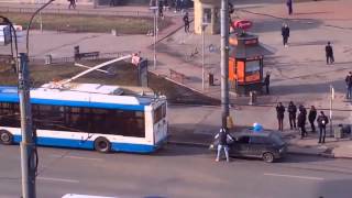 Идиоты зацепили машину за троллейбус.  Это Россия!
