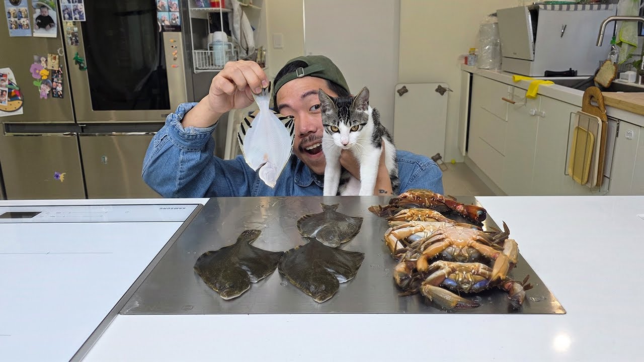 길에서 구조한 고양이한테 해산물 잡아서 수제 간식을 만들어줬습니다