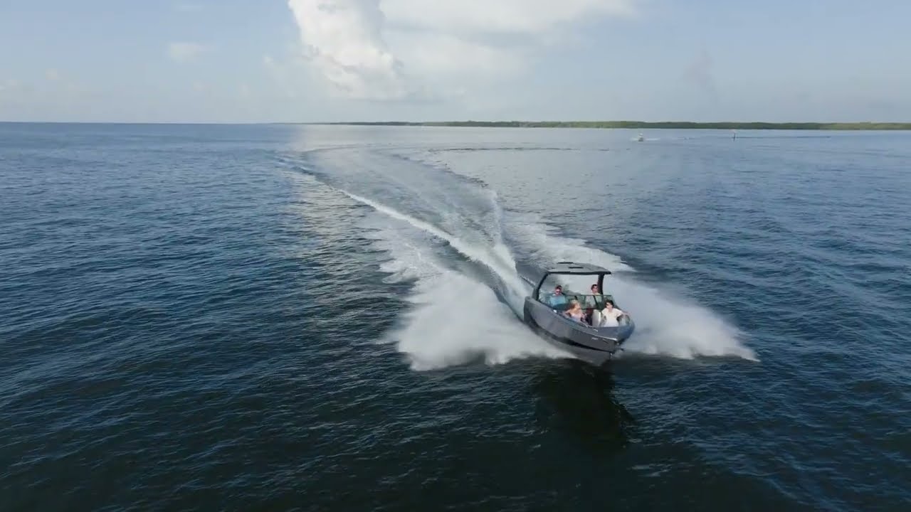 Chaparral 2870 SSX - Cruising Fun on the Ocean
