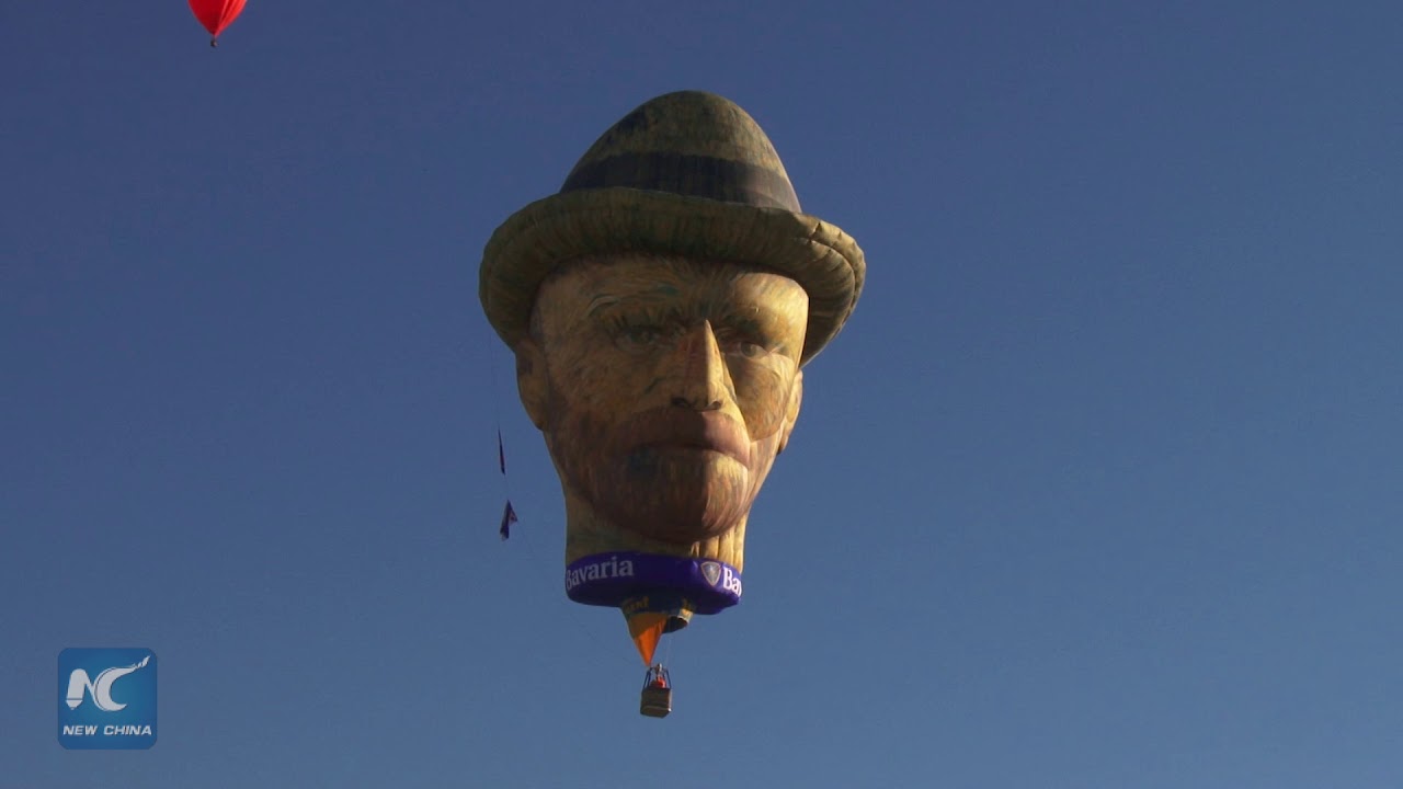 Парить голову. Кто создал голову летающие. Biggest Balloon ever.