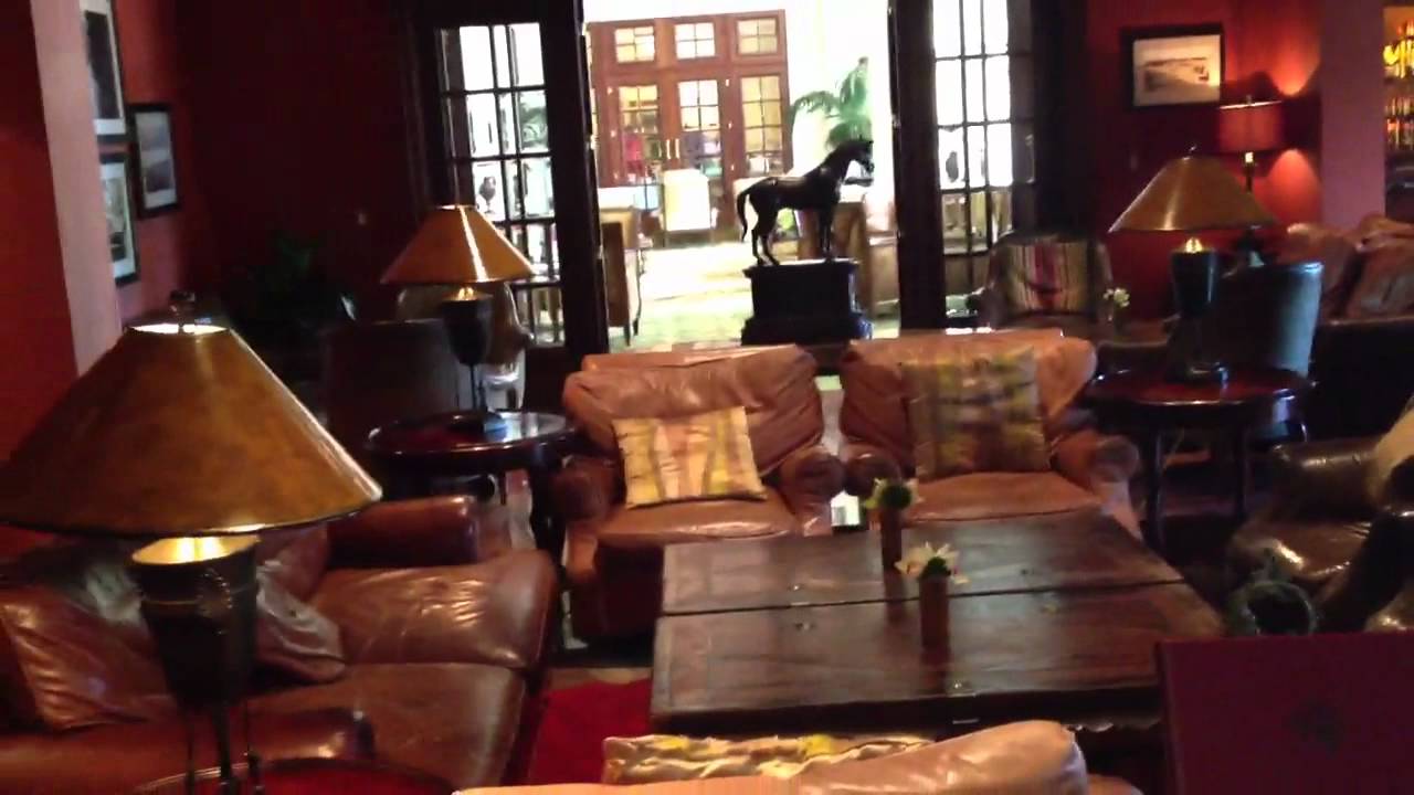 Очень уютный бар в Ritz Carlton .