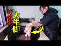 天氣冷，媳婦買大牛脚燉湯，一家人吃美了 | Cold weather, buy big beef feet stew, the family eat beautiful