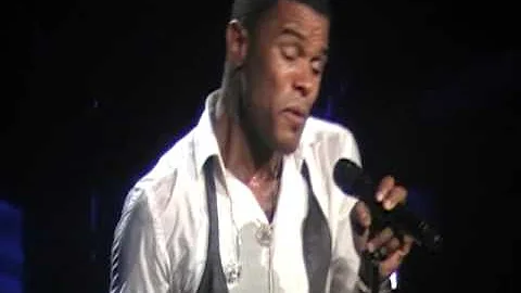 Maxwell performing Fortunate Live @ Radio City Music Hall 10/09/08