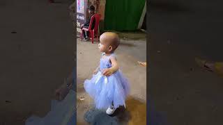 कितना cute dance kar rahe hai, ????cute babygirl cutebaby