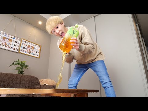 机の上のもの全て底抜けドッキリしたら反応が爆笑すぎたwwww