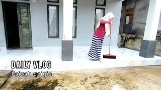 Rutinitas Ibu Rumah Tangga Kesibukan Di Pagi Hari Bersih-Bersih Dan Masak