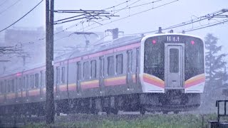 豪雨の中を進むE129系B11編成　信越本線下り439M