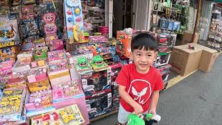 韓國一打二，但兩個兒子逛東大門昌信街玩具店
