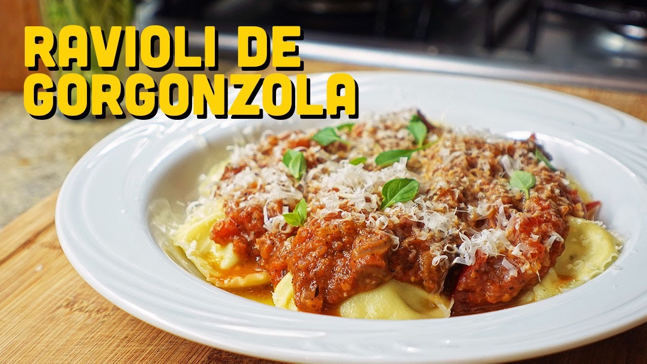 Ravioli de gorgonzola com massa fresca e molho de tomate assado