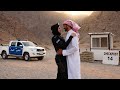 عندما أوقف ضابط شرطة شيخ ا عربي ا في الصحراء ما حدث بعد ذلك لم يتوقعه أحد