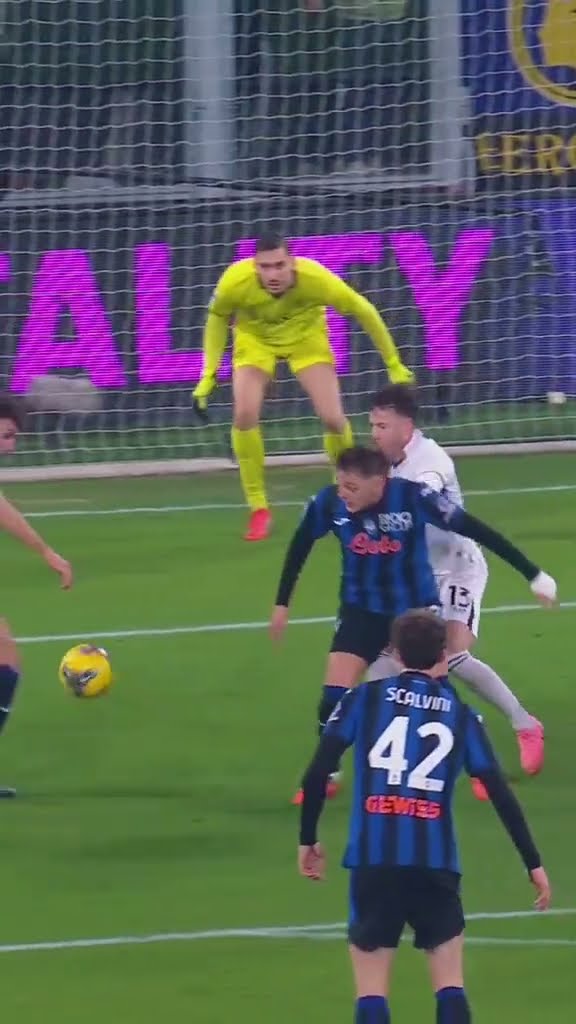 Retegui scores without looking at the goal once ?