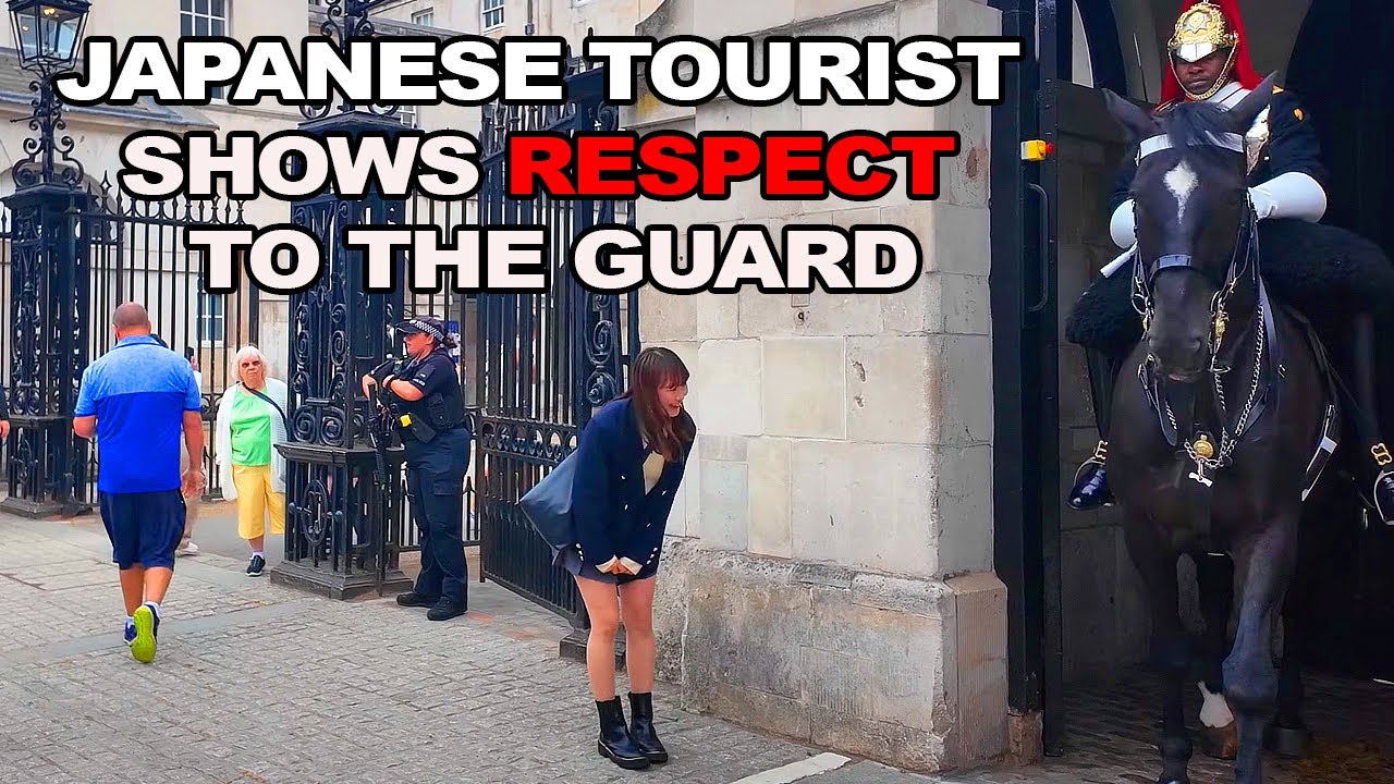 🥰JAPANESE TOURIST PAYS RESPECT TO THE ROYAL GUARDS...!