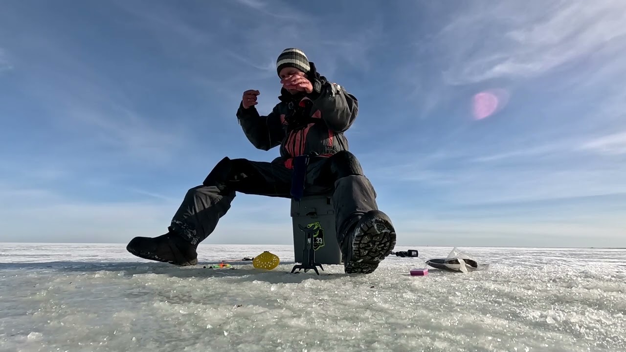 Крупная плотва весной со льда! Рыбалка на Чудском озере,Meerapalu. Эстония, д. Мерепалу.