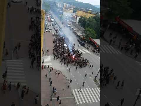 Navijači FK Partizan šetali kroz Niš do stadiona 