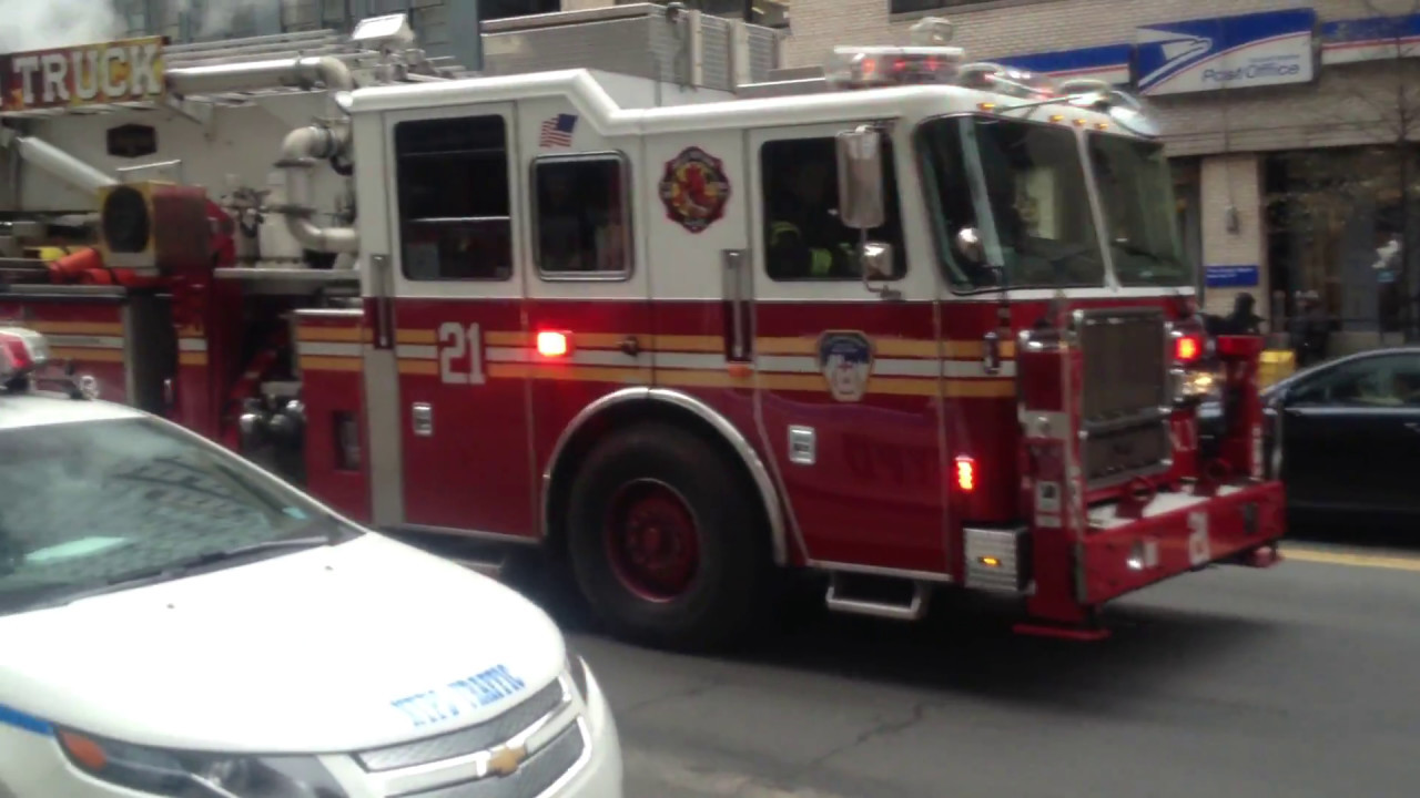 アメリカニューヨークにて 消防車の出動 サイレン有り 旅行中に貴重なシーンに遭遇することが出来ました ガッチリ体系の消防士がすごく 落ち着いてます American Fire Engine 트럭 Youtube