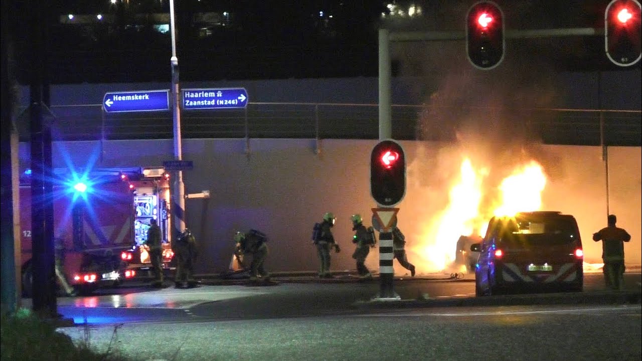 Auto vliegt in brand na zwaar ongeluk op de Spoorsingel - Laan der Nederlanden in Beverwijk