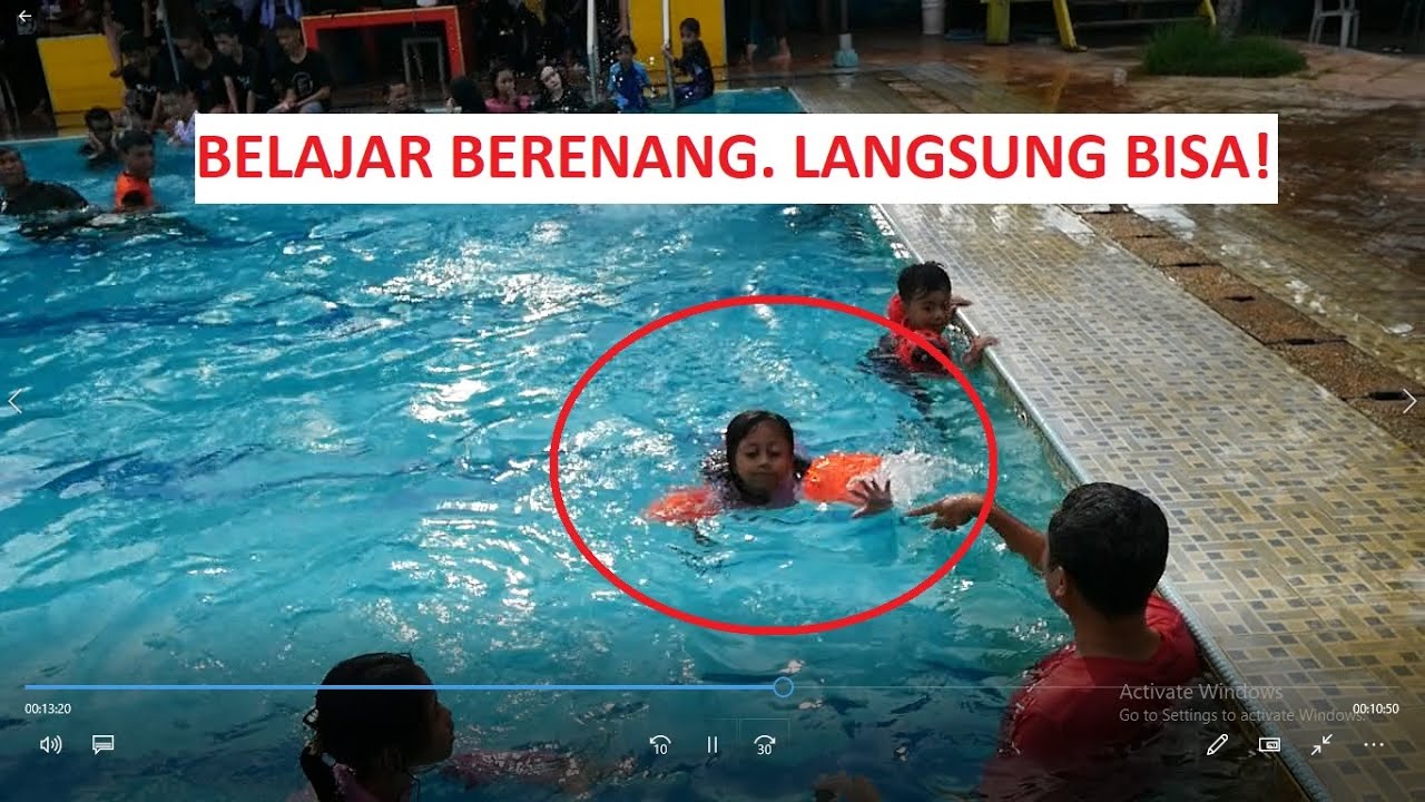 Belajar Berenang Pakai Pelampung Langsung Bisa. Anak Kecil belajar Renang di kolam renang yang dalam
