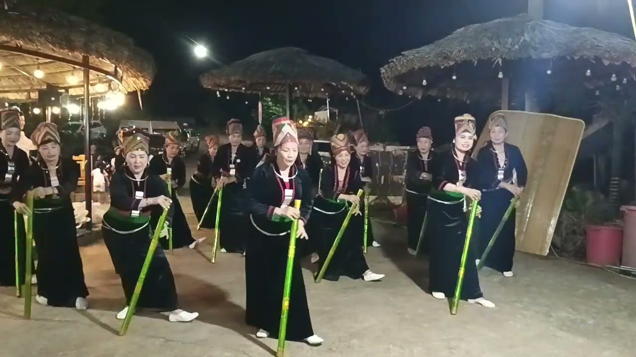 Dân tộc khơ mú biển diễn tại nhà nghỉ hôm tây