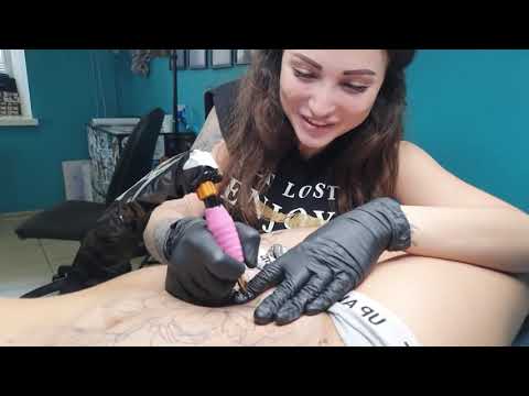 Video: Ang Modelo Ng Tattoo Ay May Bituin Sa Maliliit Na Bikini Na Nakasuot Ng Proteksiyon Na Maskara At Nagsimula Ng Kontrobersya Sa Online