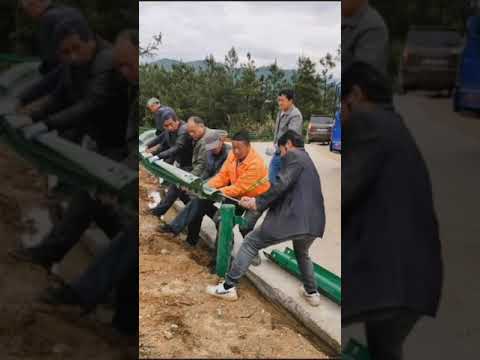 تركيب حواجز الطرق الجبليه بطريقه بدائيه ومتعبه    