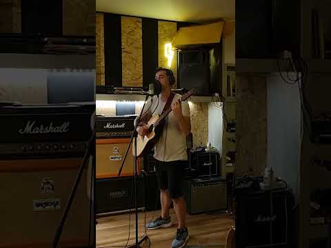 Aki singing 'An