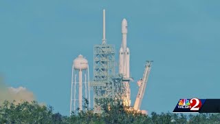 SpaceX rolls out Falcon Heavy ahead of launch day screenshot 5