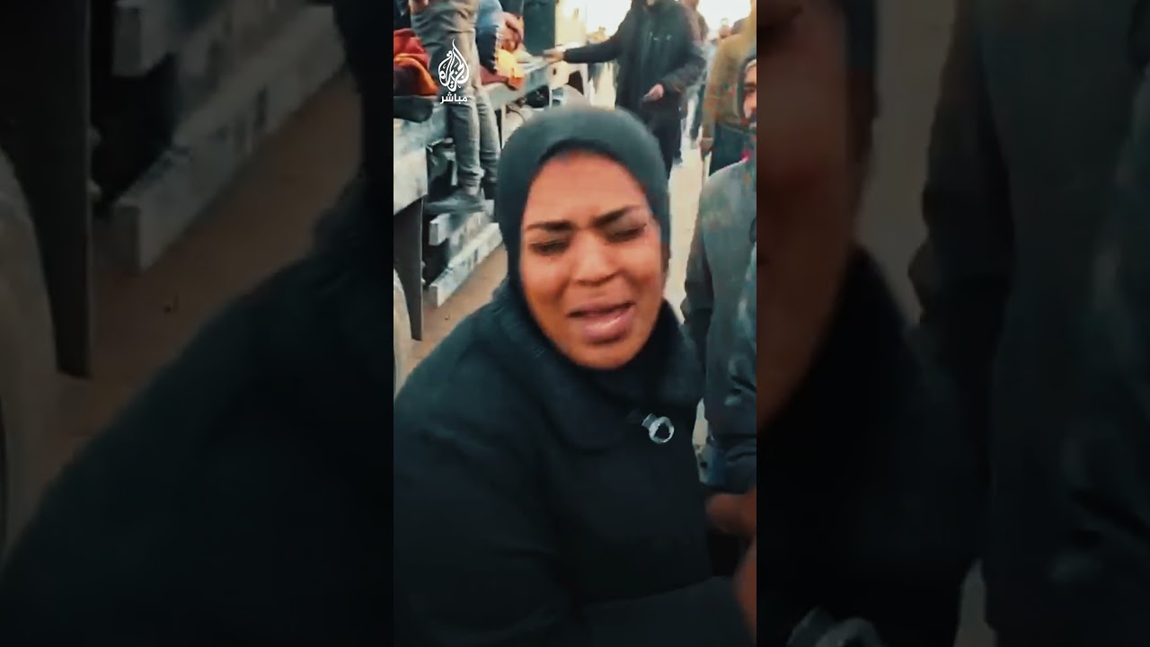 “مشان الله أنقذوه”.. صرخة تشق الآذان لفلسطينية فُجعت بإصابة شقيقها بمجزرة شارع الرشيد شمالي غزة.