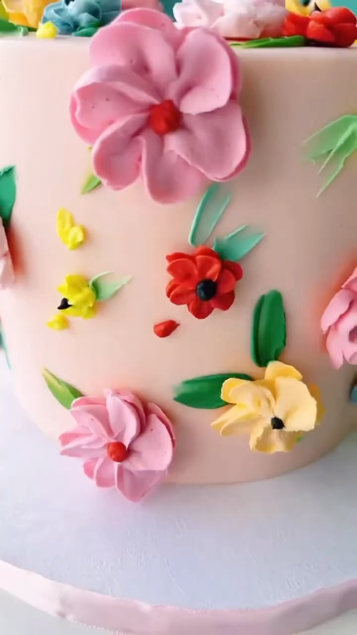 This cake didn’t just bloom—it FLOURISHED! ?✨