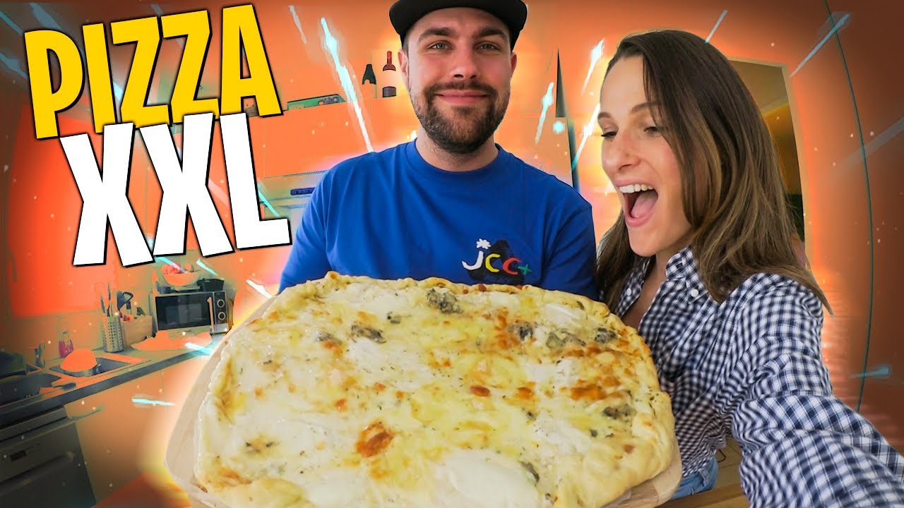 Je tente de faire une pizza XXL, elle ne rentre pas dans mon four 🍕