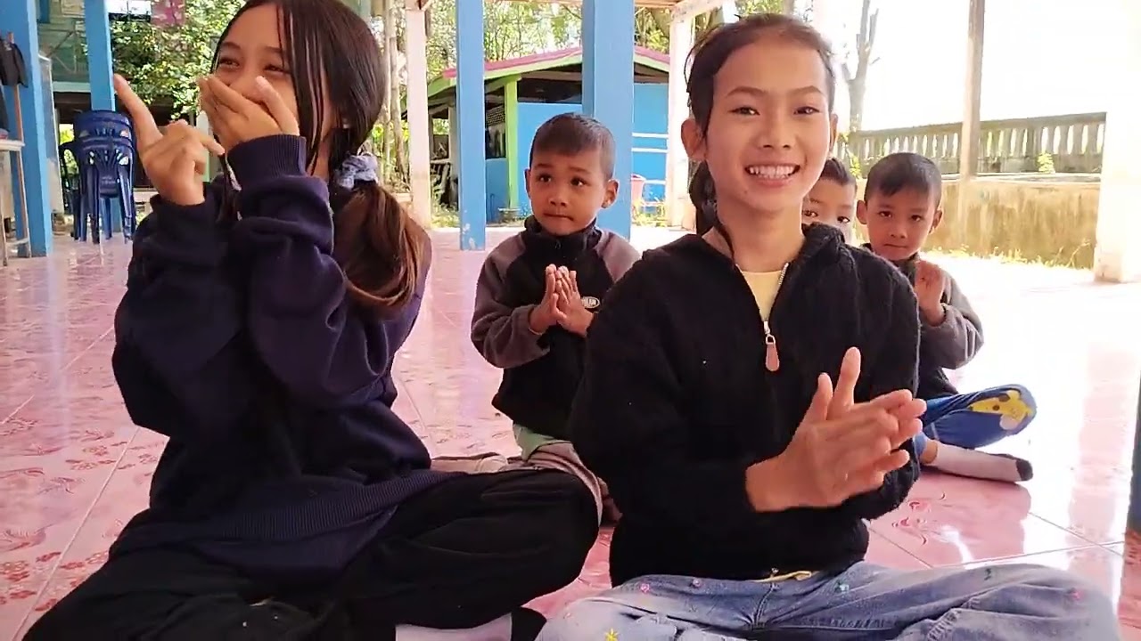 ธิดาลาวพร้อมทีมบ้านศรีวิไลขนมก้นบาทมอบให้เด็กน.รบ้านเกิ้ง