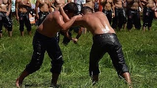 トルコ、オイルレスリング全国大会＝世界最古の格闘技、牧草上で怪力比べ