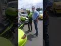 Policía es humillada por político!