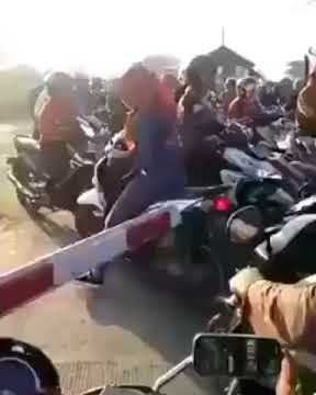 Emak-emak Tabrak Palang Pintu Kereta