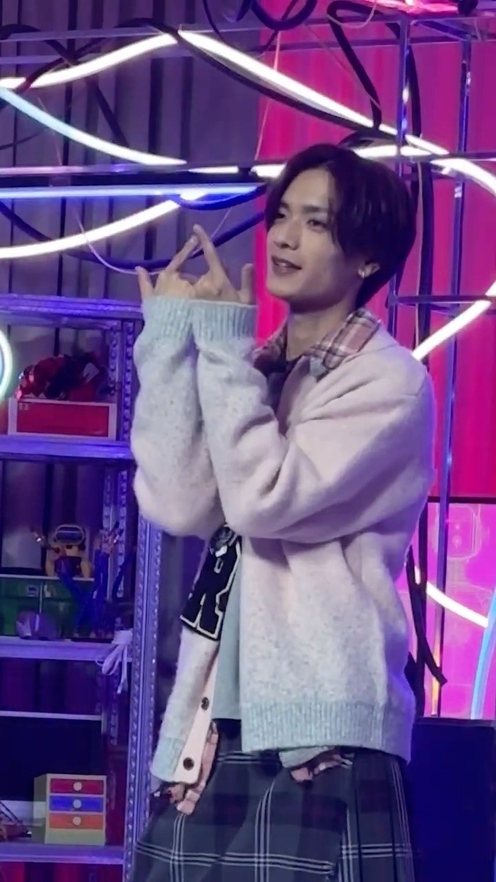 高橋恭平】💘 #NeverRomantic MV公開中🎮 #なにわ男子 - YouTube