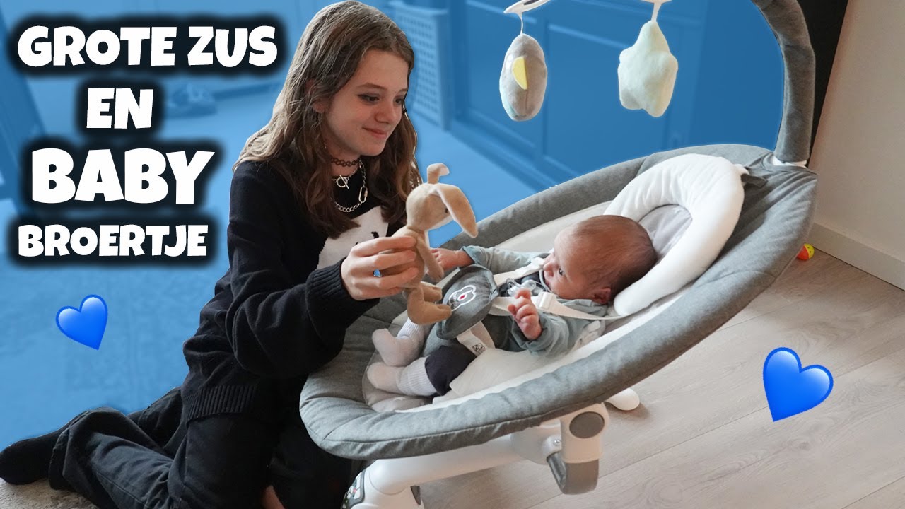 HAYLEY SPEELT MET HAAR BABY BROERTJE