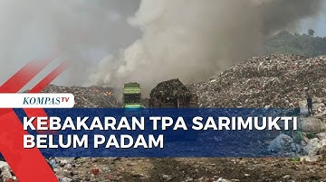 Petugas Damkar Suntikan Air ke Gunungan Sampah di TPA Sarimukti untuk Memadamkan Titik Api