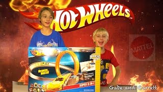 Hot Wheels Super 6-in-1 Track Set - Gabe & Garrett Review!