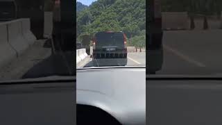 Ayder Yaylası’na giriş ücretlerini gösteren sürücü #automobile  #ayderyaylası