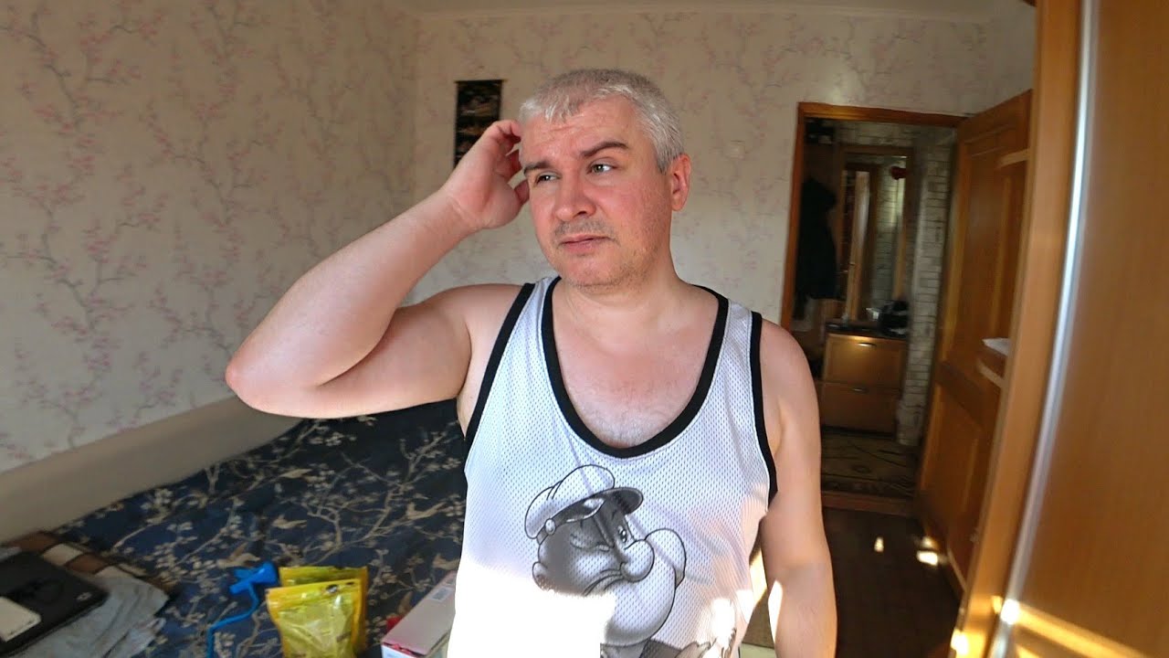 Жена моет машину Жена моет машину