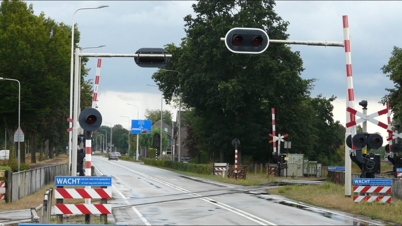 Spoorwegovergang Reuver // Dutch railroad crossing