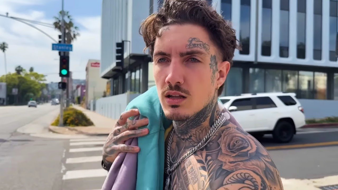 Меня чуть не сбили, когда я рекламировал свой бренд одежды!