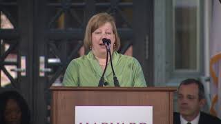 Carol Steiker accepts the Sacks-Freund Award for Teaching Excellence