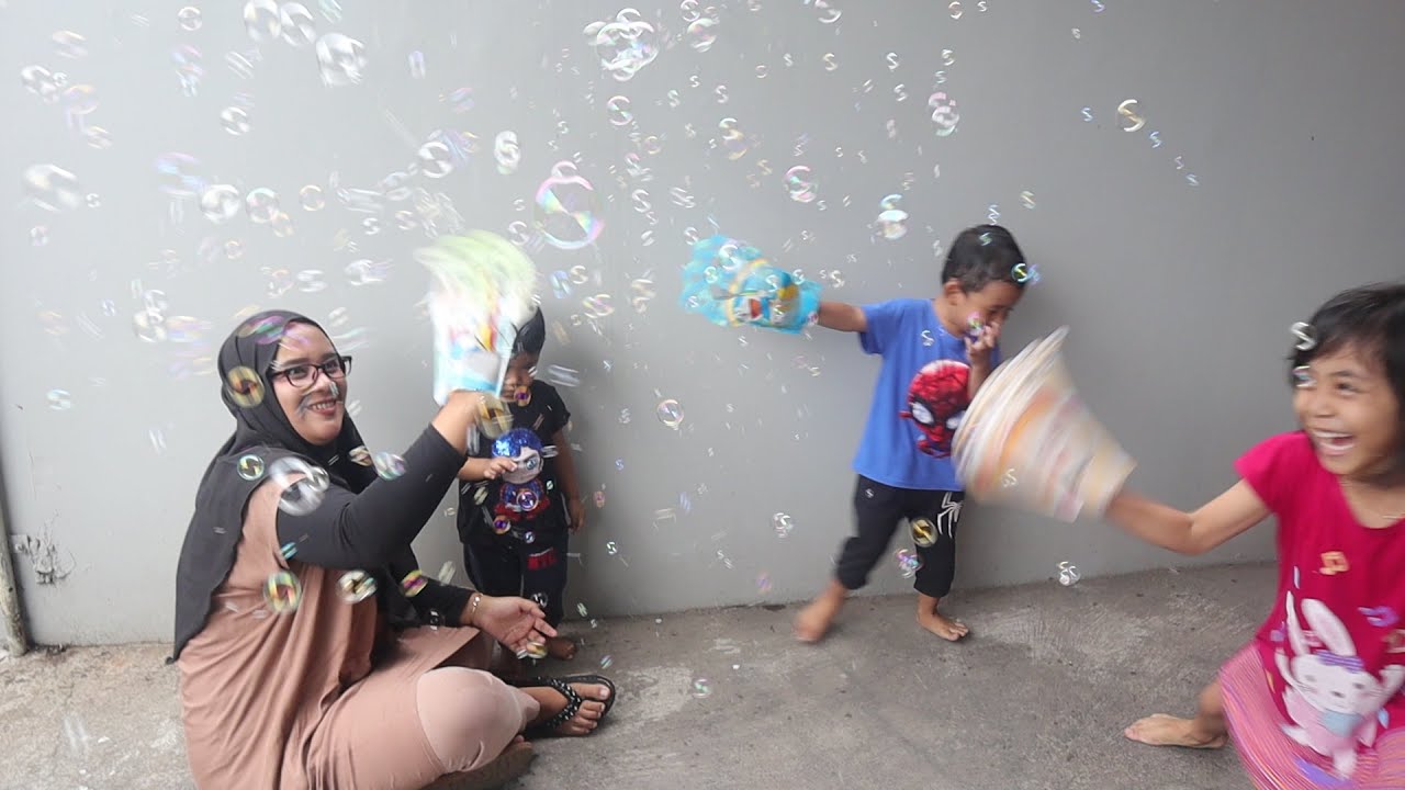 Serunya Main Bubble Bareng Azufi dan Fafa ! Bubble Gloves Doraemon